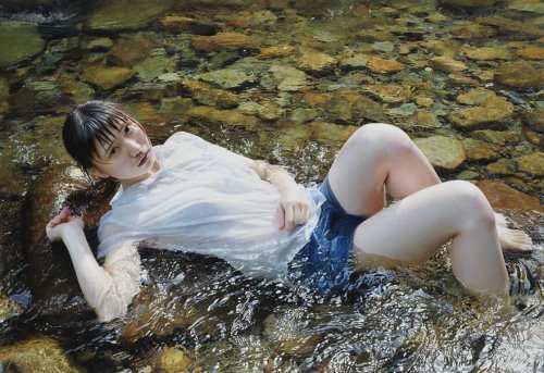 Artist Managed To Capture A Girl In A River, And People Are Amazed By His Talent