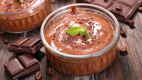 Voici la recette de la mousse au chocolat du chef Alain Ducasse, une gourmandise chocolatée inratable !