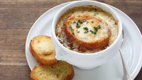 La VRAIE recette de la soupe à l'oignon traditionnelle, la gourmandise parfaite pour se réchauffer !