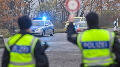 NRW: Polizei kontrolliert Mann an Raststätte – Beamten machen im Auto schockierenden Fund