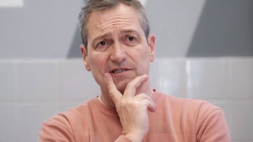 Dieter Nuhr erhebt schwere Vorwürfe gegen Flughafen: Anhänger deutlich – „Mach doch hier keine Panik“