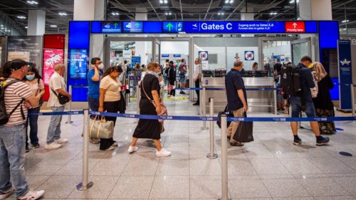 Flughafen Düsseldorf: Passagiere müssen ohne Gepäck fliegen – „Das ist Betrug“