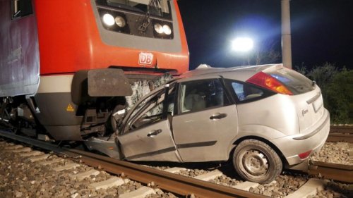 Deutsche Bahn: Horror-Crash an Bahnübergang! Zug schiebt Auto 100 Meter vor sich her