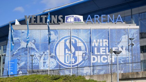 Gelsenkirchen: Schalke-Fan löst Versprechen ein – Obdachlose können sich freuen