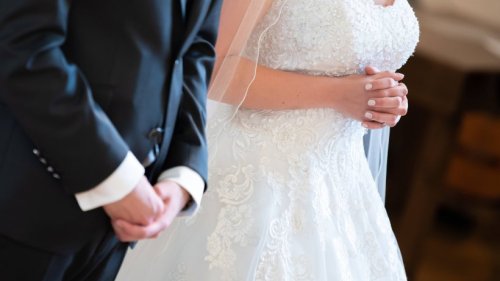 Hochzeit: Frau erhält Einladung zu Trauung – dann erlebt sie dann eine böse Überraschung