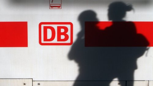 Deutsche Bahn in NRW: Frau hört heimlich Gespräch von Reisenden mit an – sie handelt sofort
