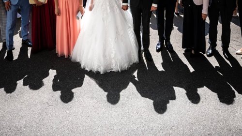 Hochzeit: Mutter des Bräutigams sprengt Feier – Braut „zu hässlich“