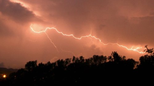 Wetter in NRW: Gewitter-Front rollt an – doch dann kommt die heftige Wende
