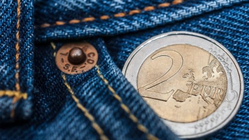 Euro: Mann in Bayern bezahlt mit 2-Euro-Münze – wegen eines Details ist sie 3.000 Euro wert