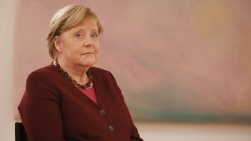 Angela Merkel erhält Entlassungsurkunde – ihre Reaktion sorgt für Lacher