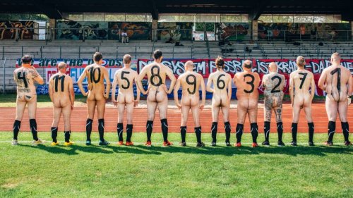 Duisburg: Nackt-Fußball auf Ascheplatz! Essenerin ist die erste Frau, die teilnimmt