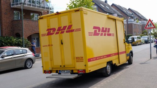 DHL: Frau filmt Paketbote bei der Arbeit – und gibt fiesen Kommentar ab