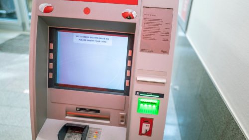 Sparkasse, Deutsche Bank und Co.: Vorsicht! Wer am Geldautomaten steht, muss darauf achten
