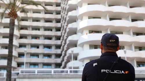 Urlaub auf Mallorca: Frau schläft nichtsahnend in ihrem Hotel – während ein Fremder DAS tut