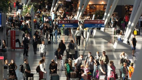 Flughafen Düsseldorf: Nach Ferien-Chaos – SO sollen lange Wartezeiten künftig vermieden werden