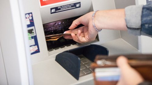 Sparkasse, Deutsche Bank und Co.: Obacht! Wer am Geldautomaten steht, muss darauf achten