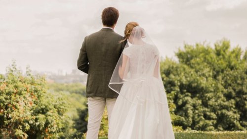 Hochzeit: Braut bestellt Kleid im Internet – als es ankommt, fallen ihr vor Schreck fast die Haare aus