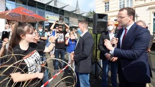 Corona: Jens Spahn macht Impfgegner bei Demo platt – „Herrgott, Leute!“