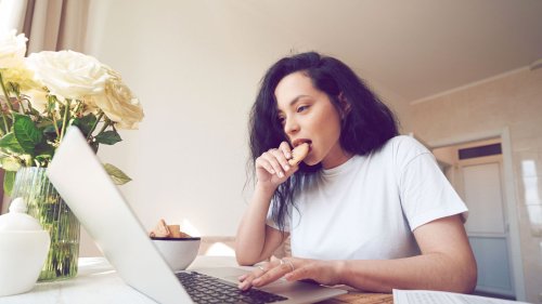 Das sagt dein Verlangen nach Süßigkeiten über deinen Mental Load aus