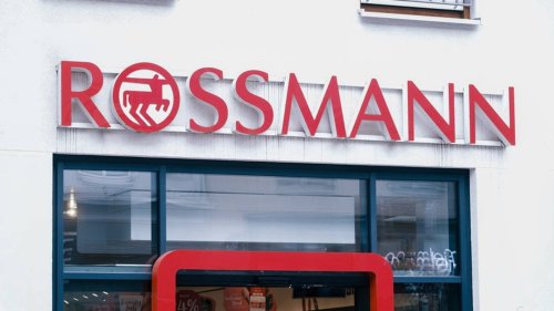 Perfekt für deinen Serienmarathon: Die Sofaablage von Rossmann hält alles bereit