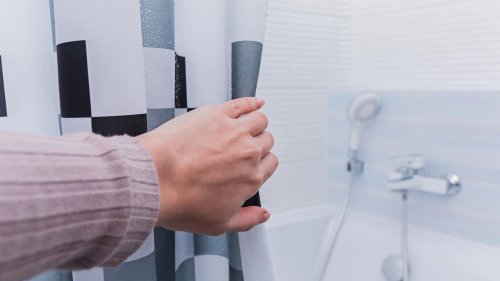 Flecken auf dem Duschvorhang? Mit diesen Methoden wird er schnell wieder sauber