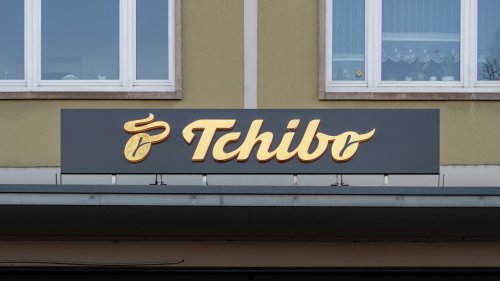 Verwandle Chaos in Ordnung: Die beige TV-Kommode mit cleveren Stauraumlösungen