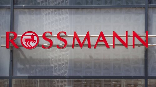 Violetter Traum mit Perlglanz: Der neue Rossmann-Nagellack lässt deine Nägel erstrahlen