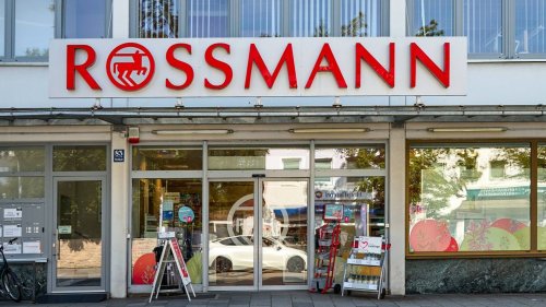 Perfekt für unterwegs: Diese Umhänge-Tasche von Rossmann ist ein echtes Highlight