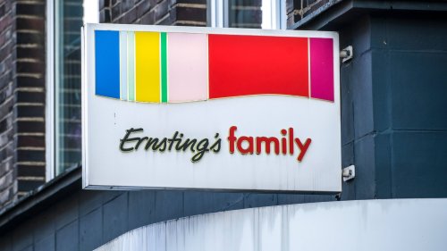Der Frühlings-Blickfang: Rote Umhängetasche von Ernsting's family wertet jeden Look auf