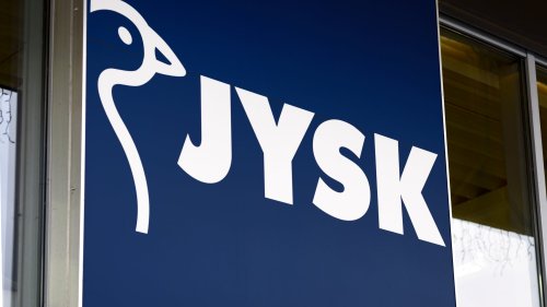 Das beliebte Outdoor-Regal von Jysk darf auf deinem Balkon nicht fehlen