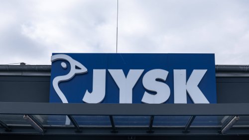 Verwandle deinen Balkon in eine Entspannungsinsel: Die olivgrüne Dekoleuchte von Jysk ist dein Geheimtipp