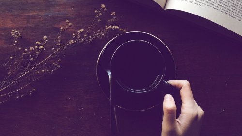 Wie liest man Kaffeesatz? Wichtige Regeln, Symbole & Bedeutungen