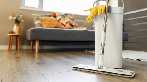 Glänzende Böden ohne Chemie: Hausmittel, die beim Wischen Wunder wirken
