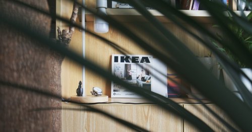 Platzsparender Küchen-Hack: Mit diesem Ikea-Drehteller bringst du Ordnung in deine Küche