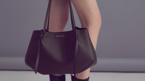 Influencer*innen lieben sie: Warum diese Handtasche bei Instagram gerade einen absoluten Hype auslöst