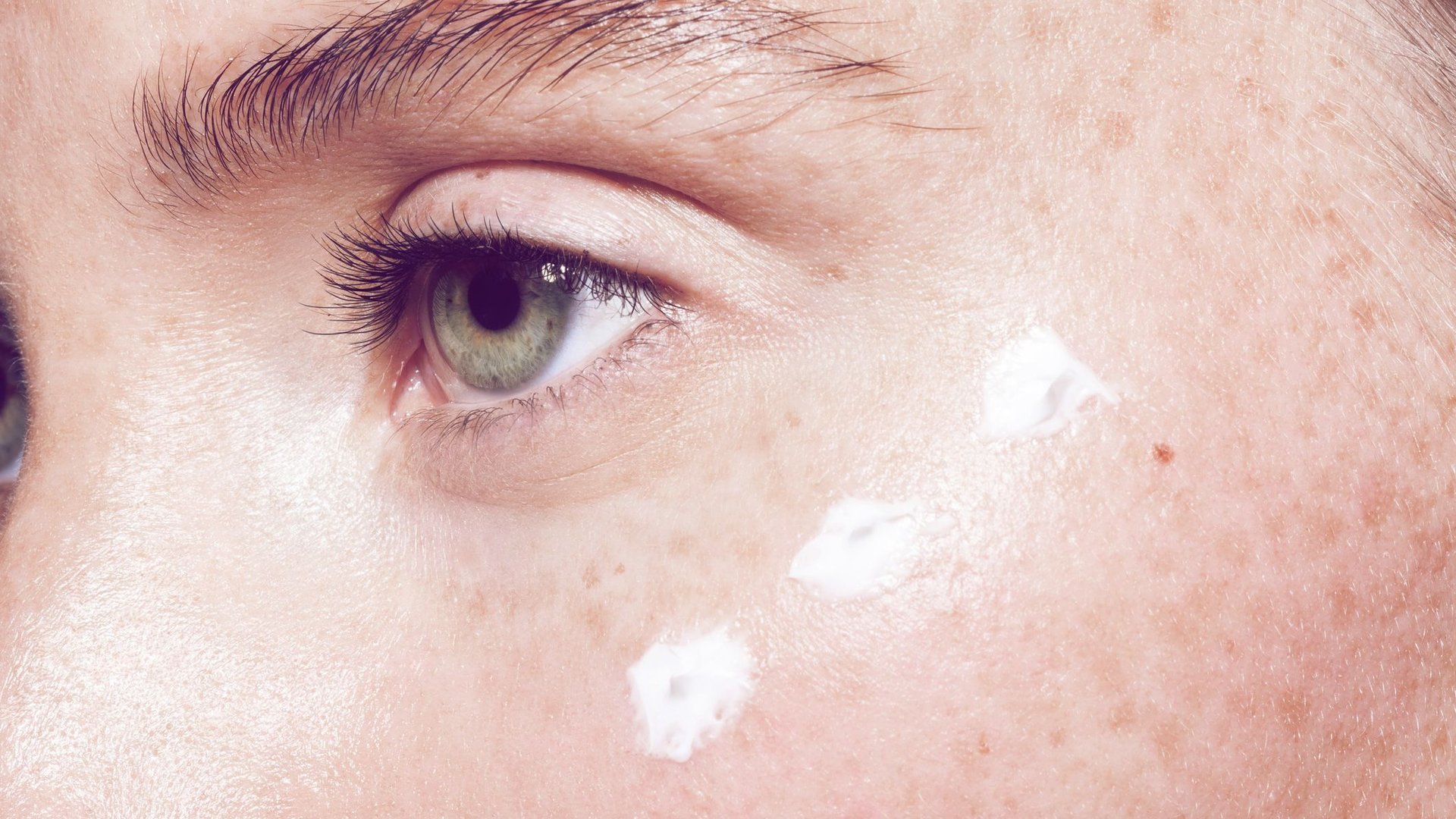 Im Test: Diese 11-Euro-Augencreme spendet mehr Feuchtigkeit als so manche Luxusmarken