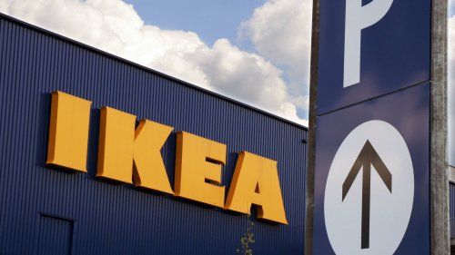 Bring Stauraum auf den Balkon: Mit den farbenfrohen Körbchen von Ikea