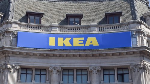 Der schlichte Übertopf von Ikea ist ein charmanter Hingucker für deinen Balkon