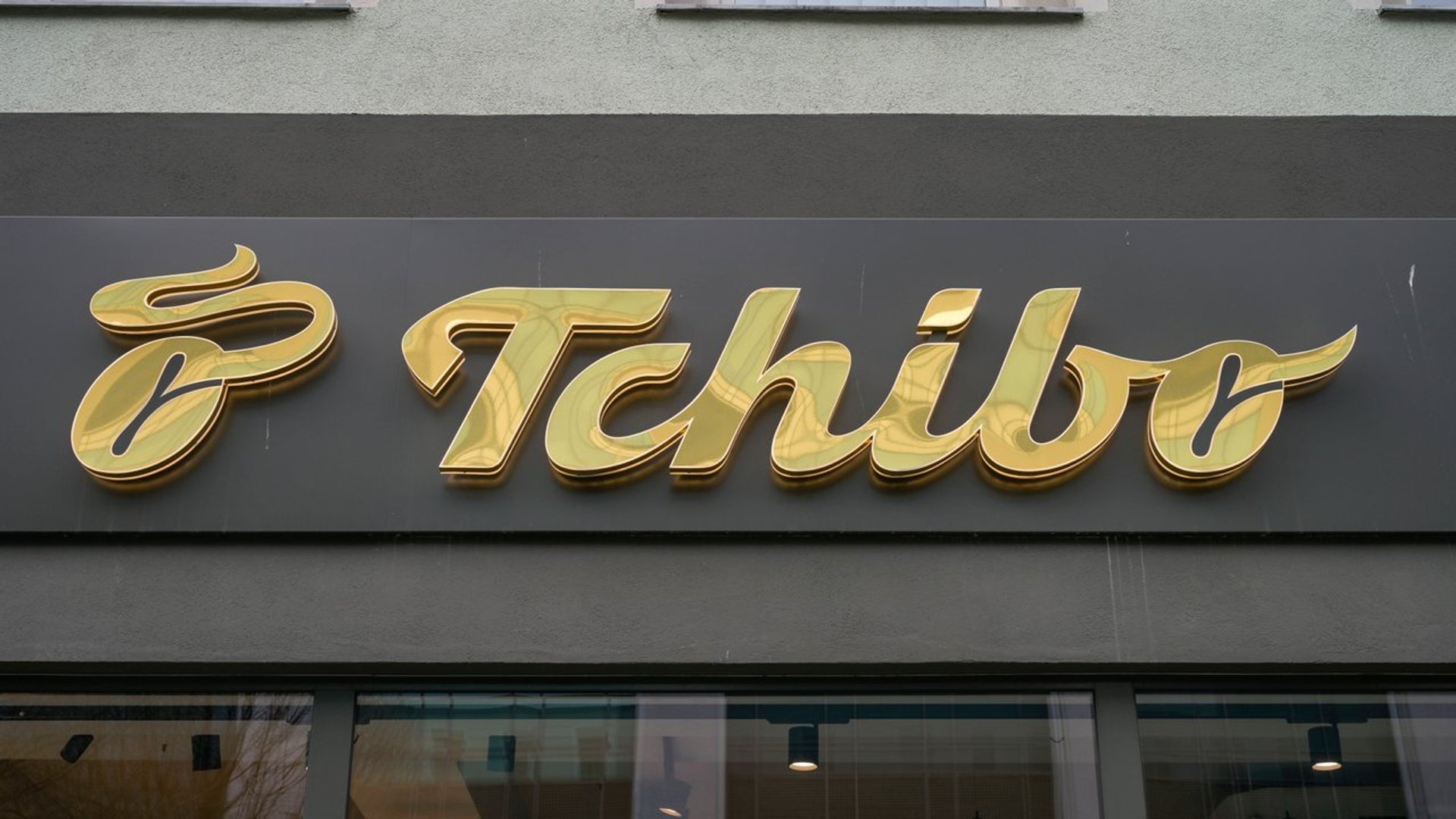 Bank, Sichtschutz und Stauraum in einem: Tchibo hat die Lösung für kleine Balkons