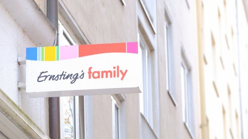 Jetzt bei Ernsting's family: Diese niedliche Kuchenplatte im Erdbeer-Design ist ein Muss