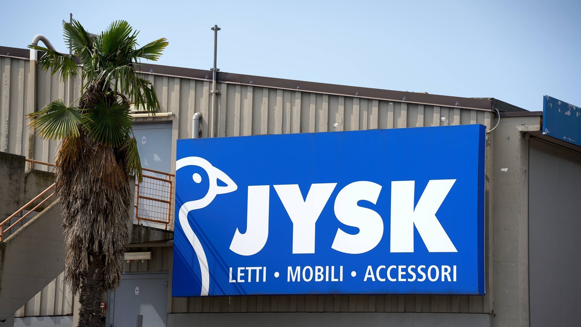 Eleganz zum kleinen Preis: Der goldfarbene Kerzenständer von Jysk für nur 6 Euro