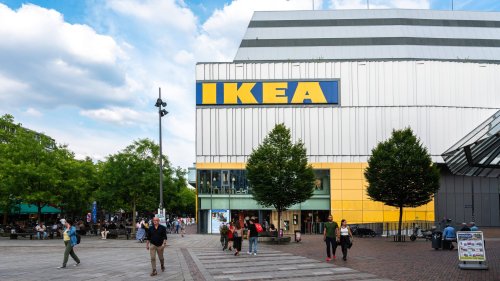 Perfekt für den Heimweg vom Badesee: Die wasserdichte Tasche von Ikea ist ein Schnäppchen
