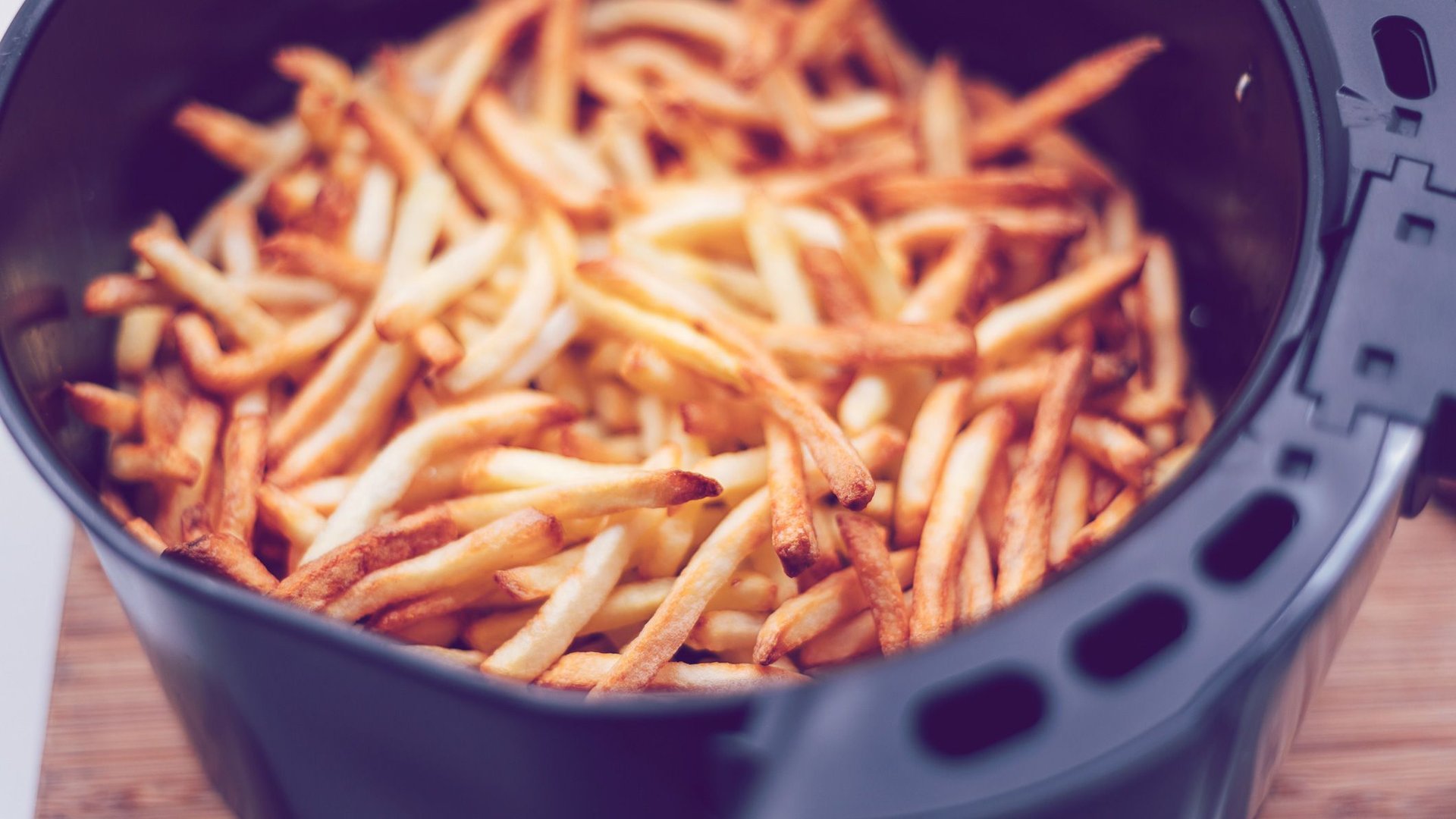 Wie werden Pommes im Airfryer knusprig? Die besten Anti-Matsch-Hacks für maximalen Genuss
