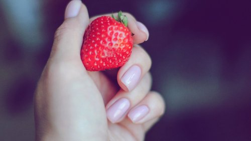 Erdbeermilch-Nägel: Das ist der süßeste Nageltrend des Frühlings