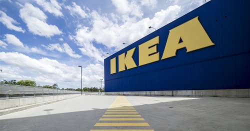 Super schick: Dieser Ikea-Hack bringt ein günstiges Küchenregal hervor
