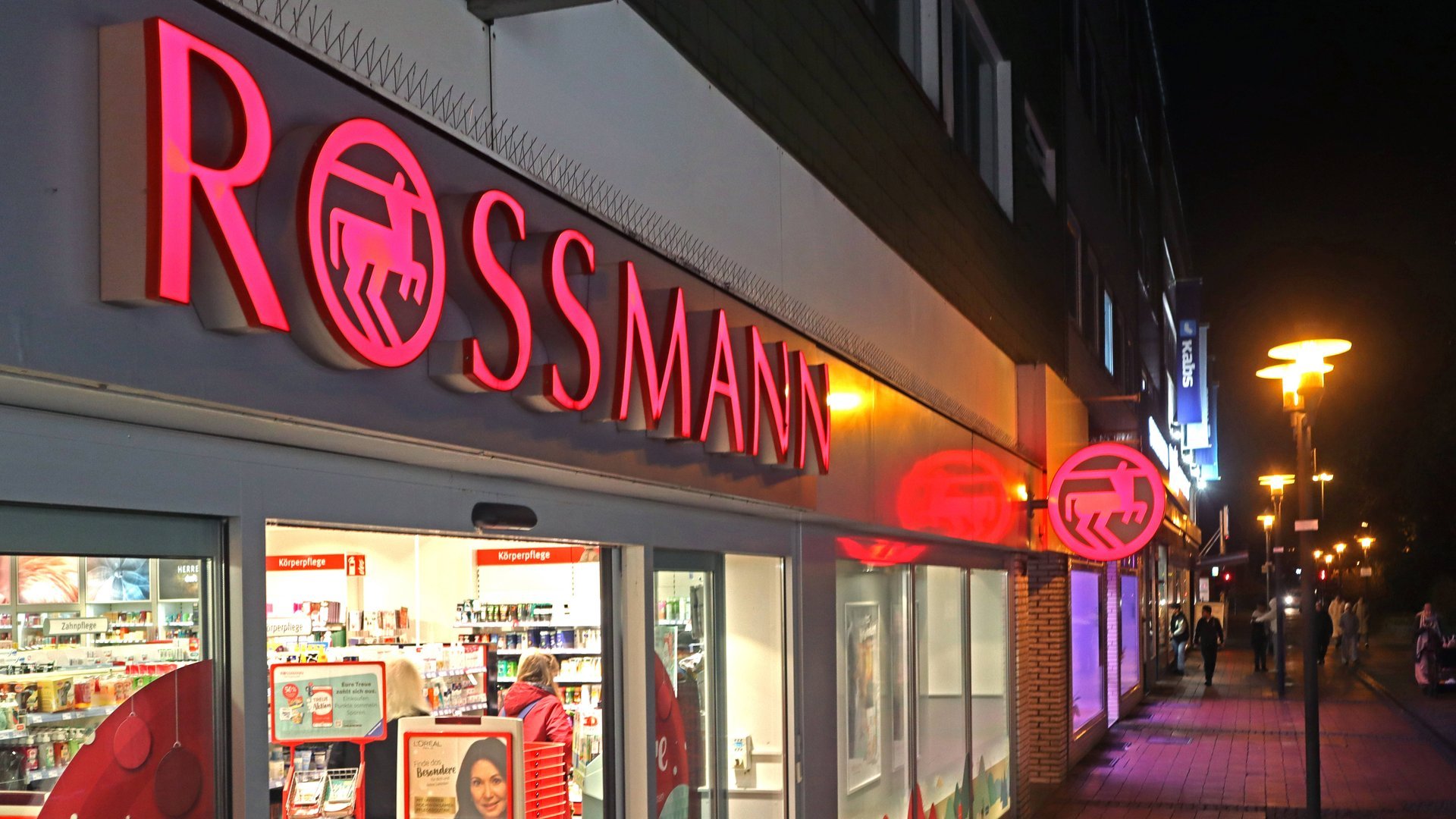Himmlisches Schokoladenaroma: Dieses Lippenbalsam von Rossmann bringt deine Lippen zum Glänzen