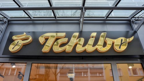 Schlicht, modern und praktisch: Die Akku-Leuchte von Tchibo ist perfekt für den Balkon