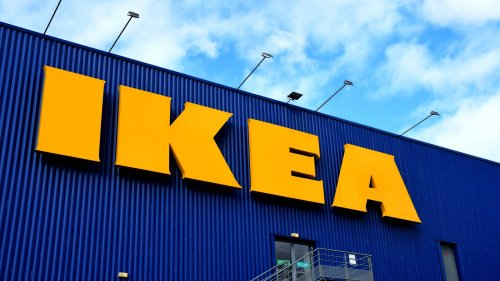 Verleihe deinem Balkon mehr Platz mit einem beigefarbenen Ikea-Schrank