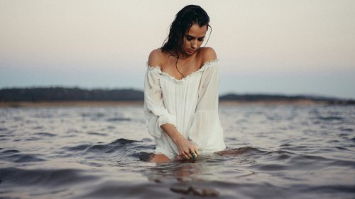 8 Dinge, die du jetzt dringend loslassen solltest – laut Psychologie