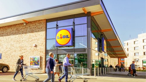 Deine Auszeit im Grünen: Mit dem stilvollen Stahlsessel mit Baldachin von Lidl
